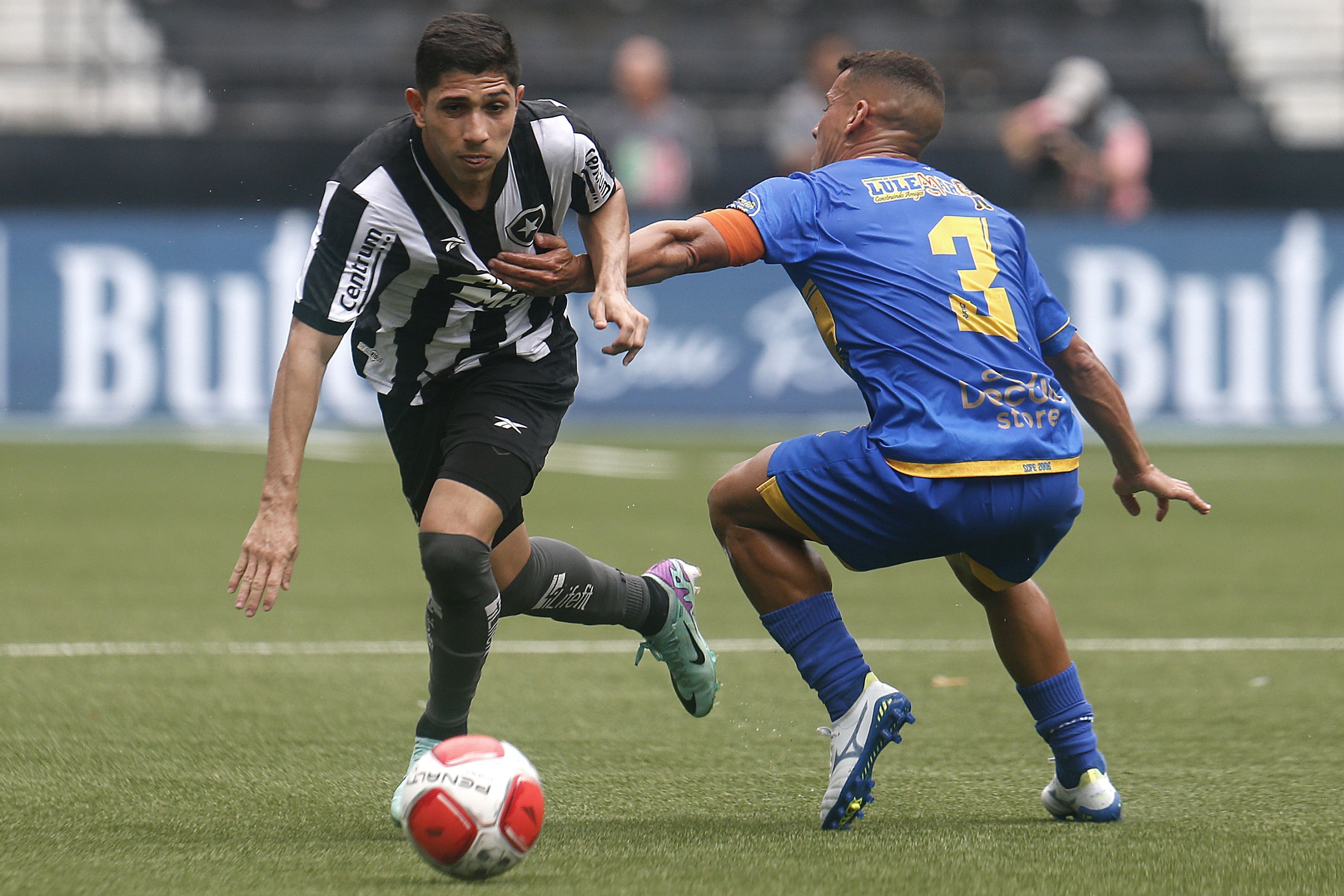 Após estreia pelo Botafogo, Savarino admite que precisa melhor parte física