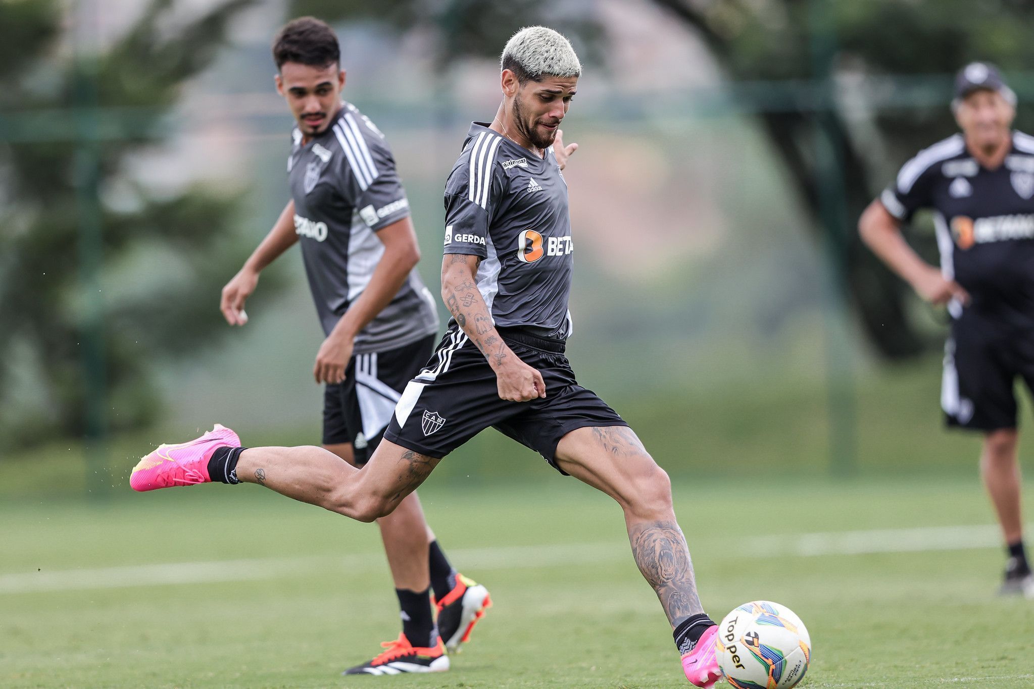 Atlético anuncia renovação de contrato com Rubens