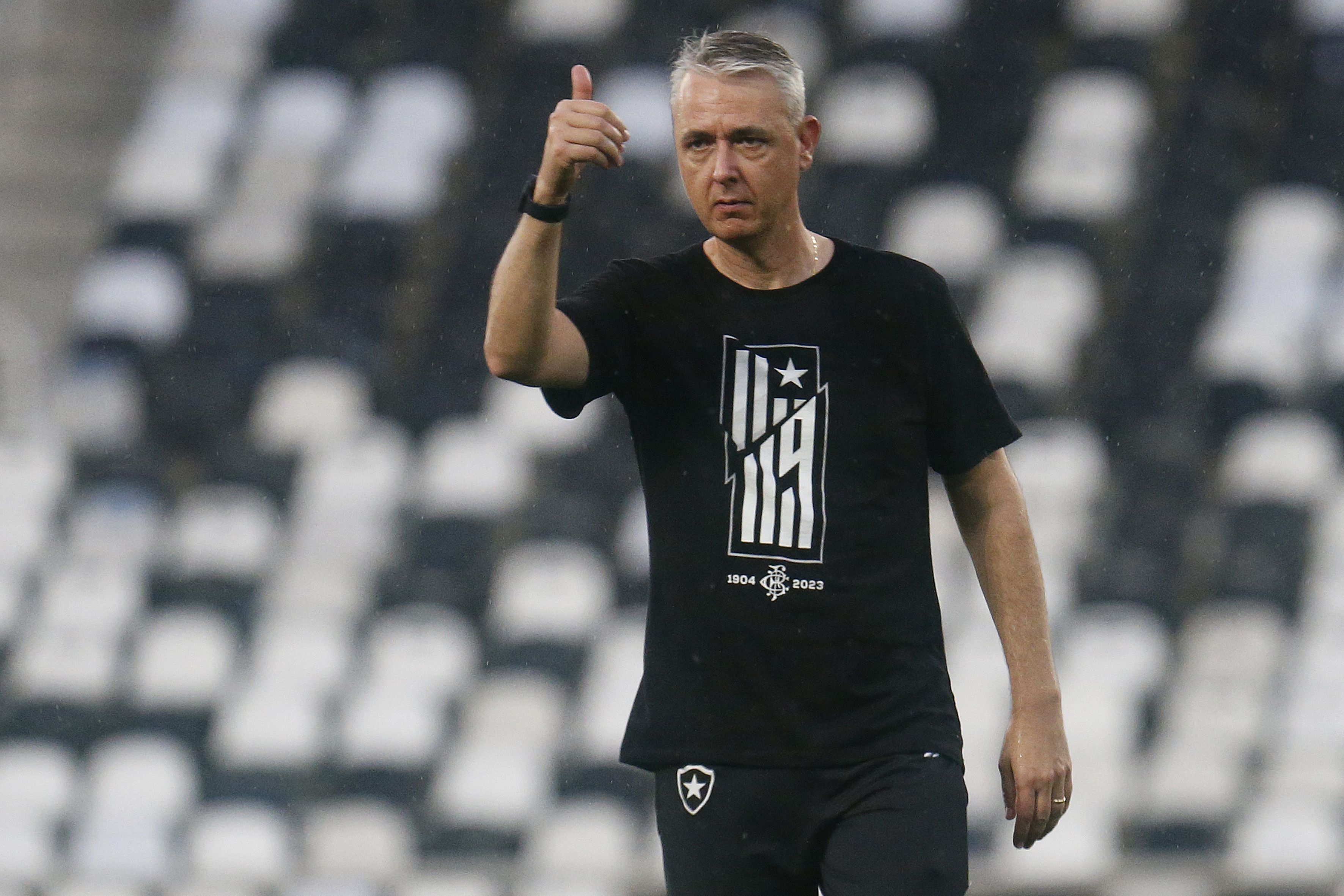 Técnico do Botafogo admite 'problema emocional' em clássico e cita Luís Castro