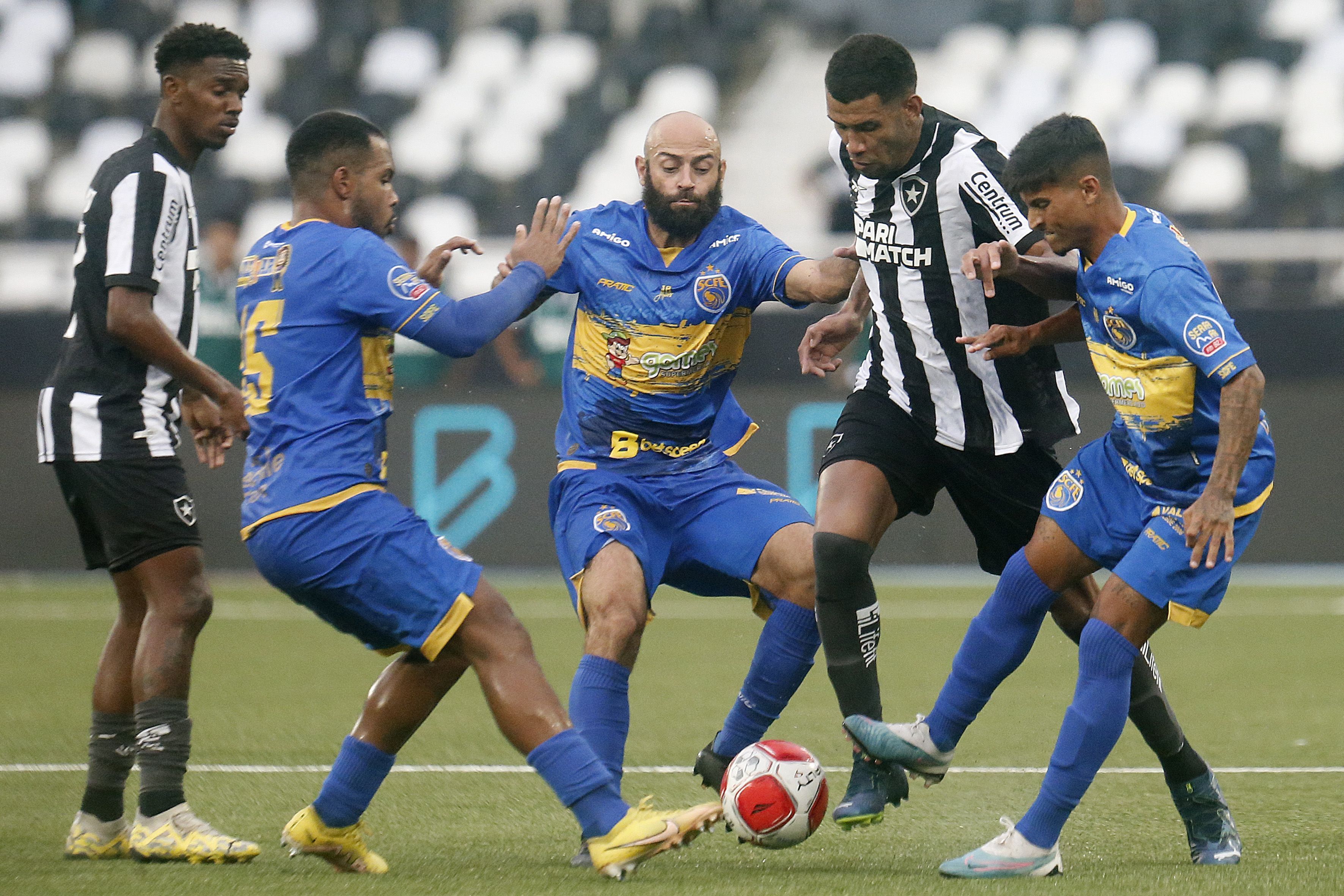 Novidade no Botafogo de 2024, zagueiro exalta confiança passada por Tiago Nunes