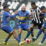 Novidade no Botafogo de 2024, zagueiro exalta confiança passada por Tiago Nunes