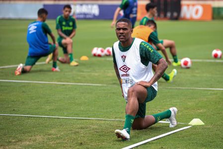 Douglas Costa em treino do Fluminense