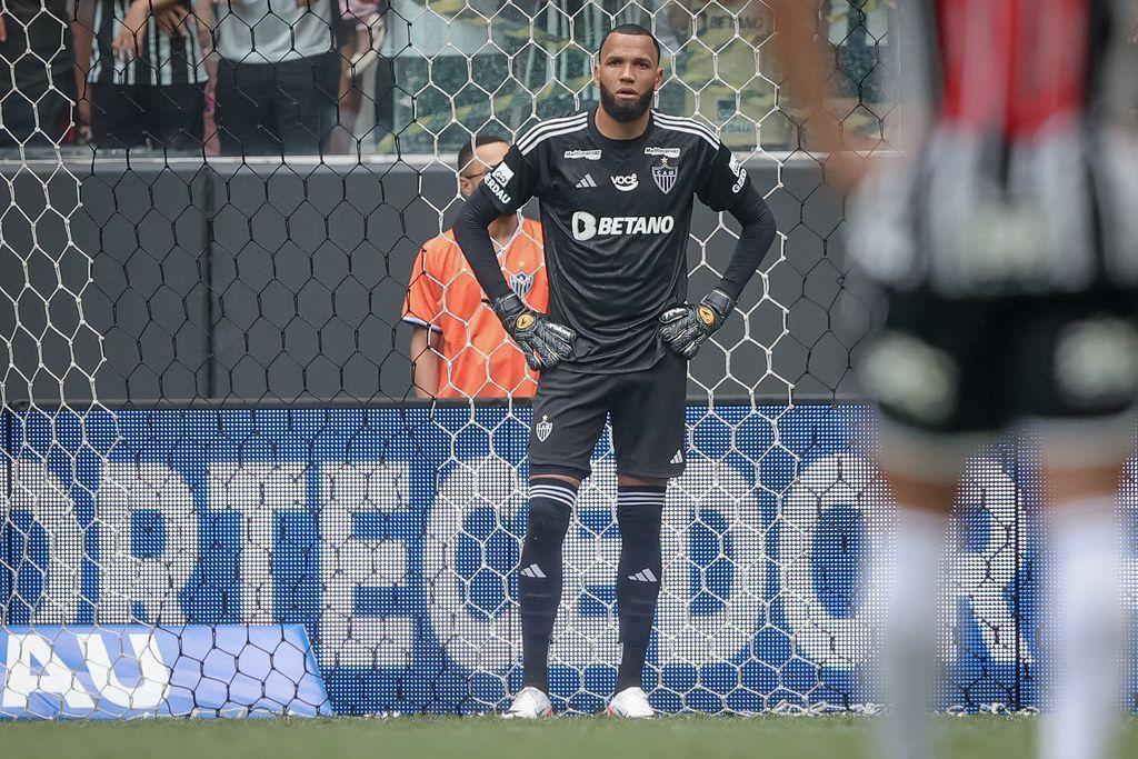 Everson analisa esquema de Milito no Atlético: 'Estamos mais próximos da vitória'