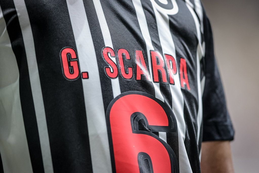 Camisa da estreia de Scarpa pelo Atlético foi leiloada por milhares de reais; saiba valor