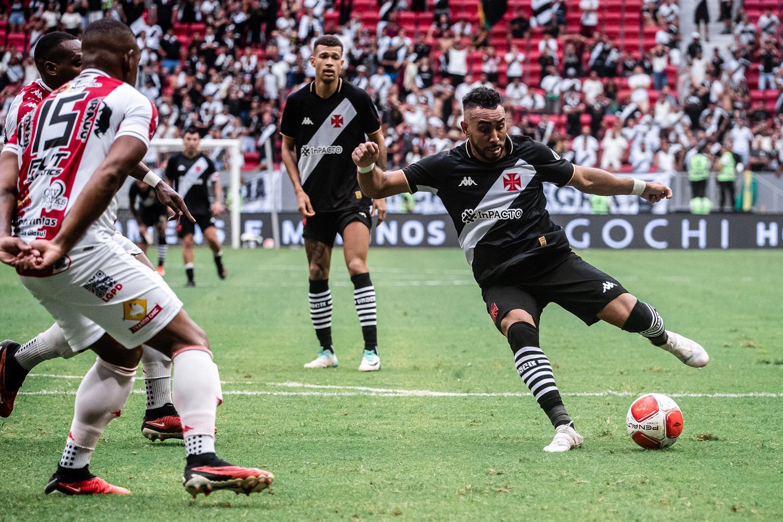 Vasco terá dois patrocínios pontuais na camisa para o duelo contra o Flamengo