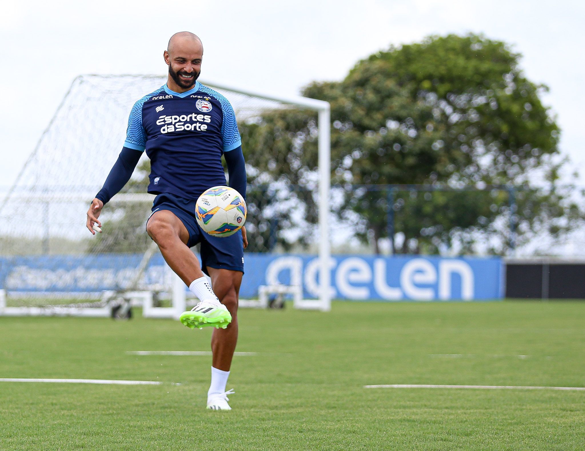 Ainda sem estrear, Thaciano volta a treinar no Bahia; Rezende fica na academia