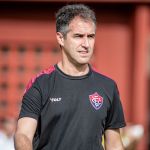 Condé promete rodar elenco do Vitória e critica calendário: 'Desumano'