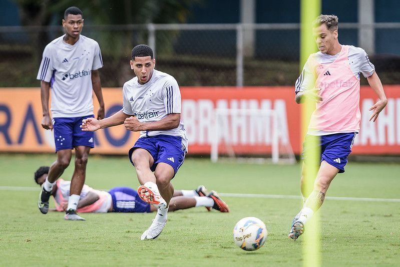 Destaques promovidos no Cruzeiro treinam com time de Larcamón na Toca II