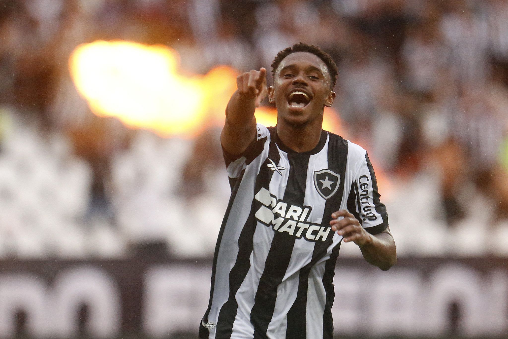 Botafogo acerta compra de Jeffinho, que pertencia ao Lyon de John Textor