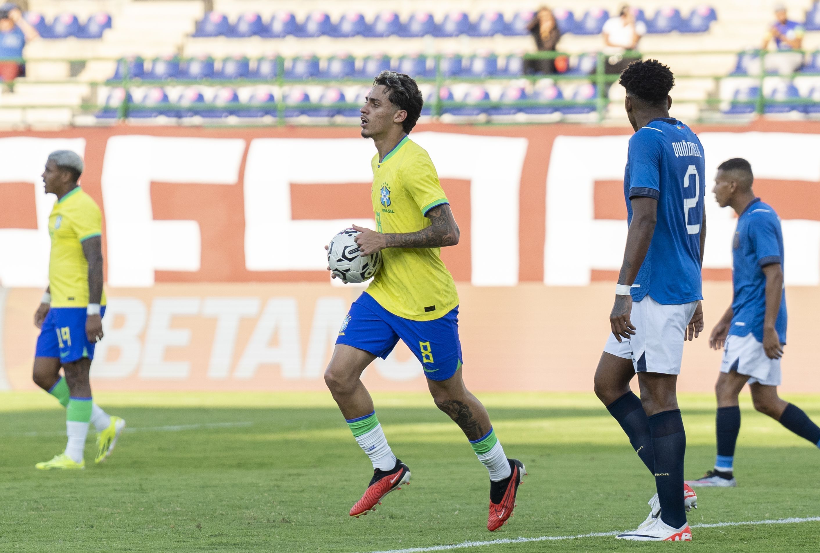 Volante vendido pelo Vasco à Ucrânia é cortado da Seleção que disputa Pré-Olímpico