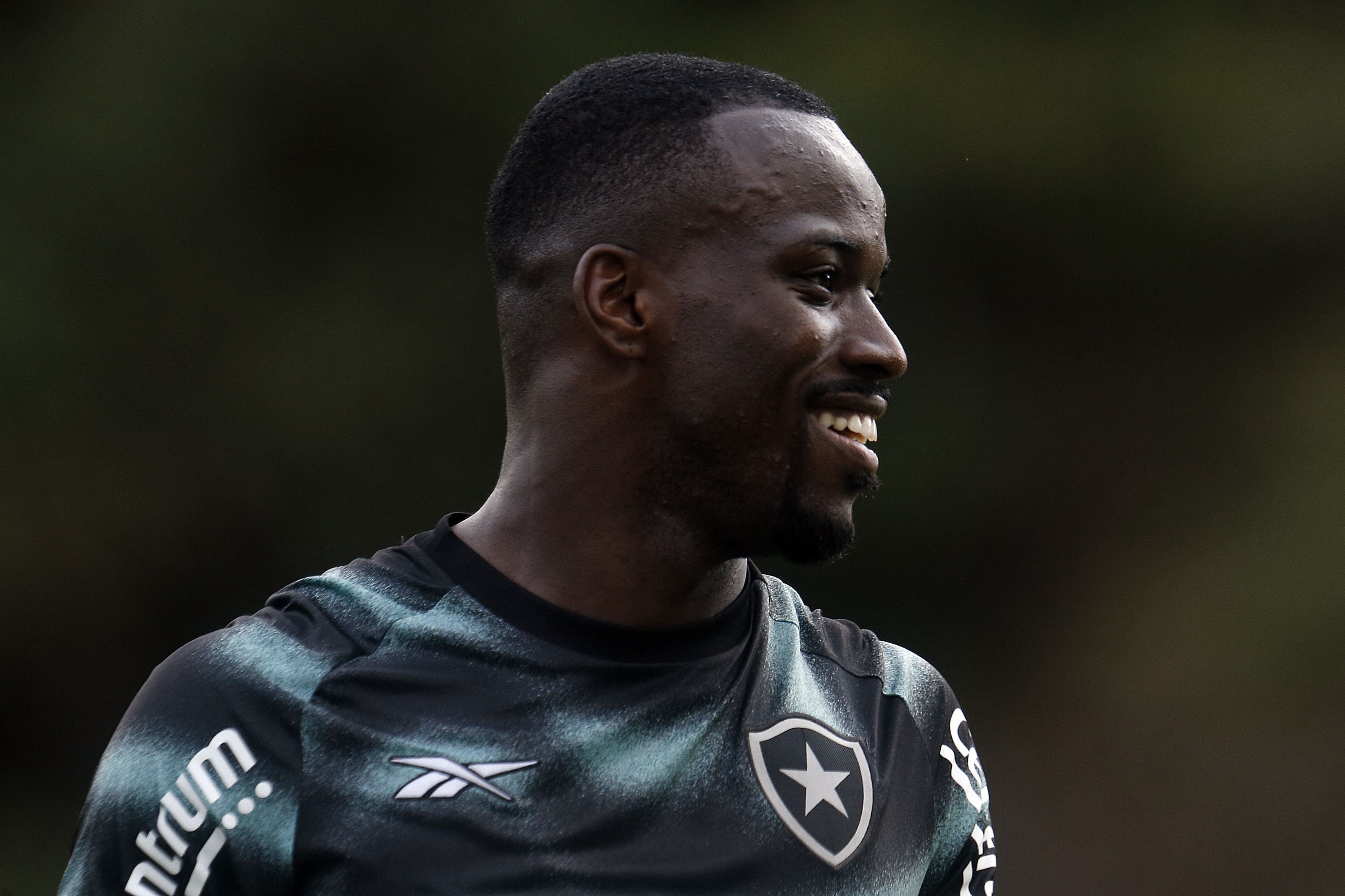 Kayque e Luis Segovia retornam de empréstimos e reforçam o Botafogo