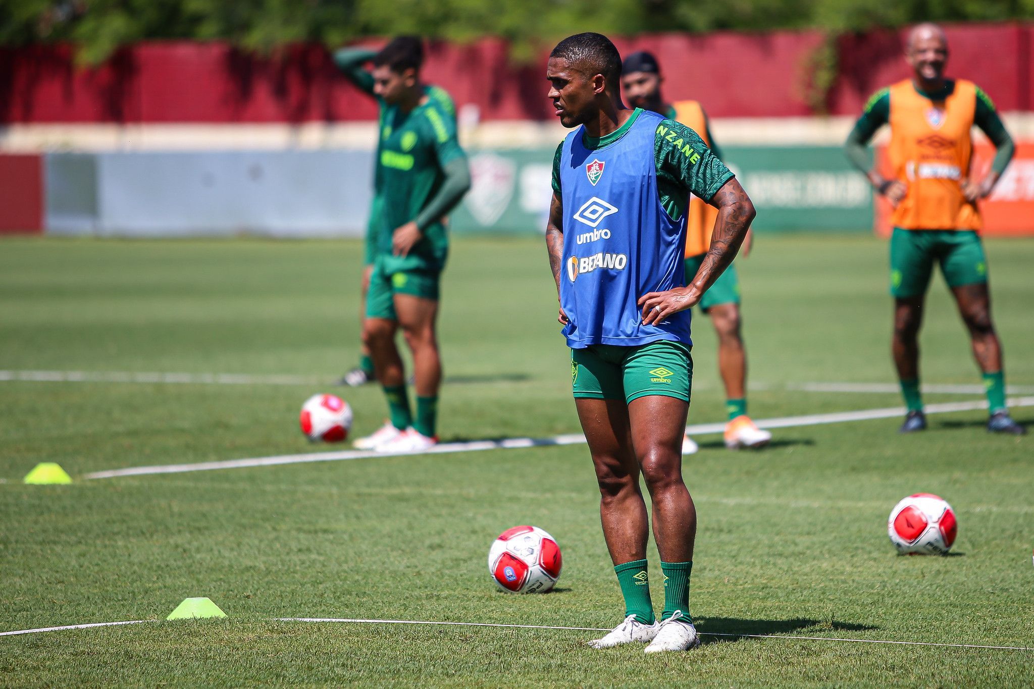 Diniz conta que ligou para Douglas Costa e comenta eventual estreia do meia pelo Fluminense
