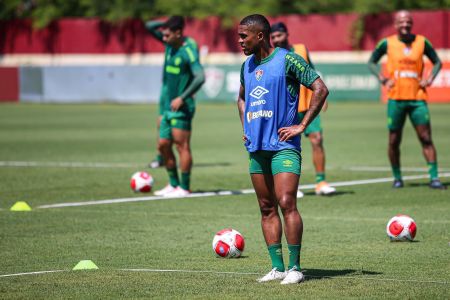 Douglas Costa treina no Fluminense