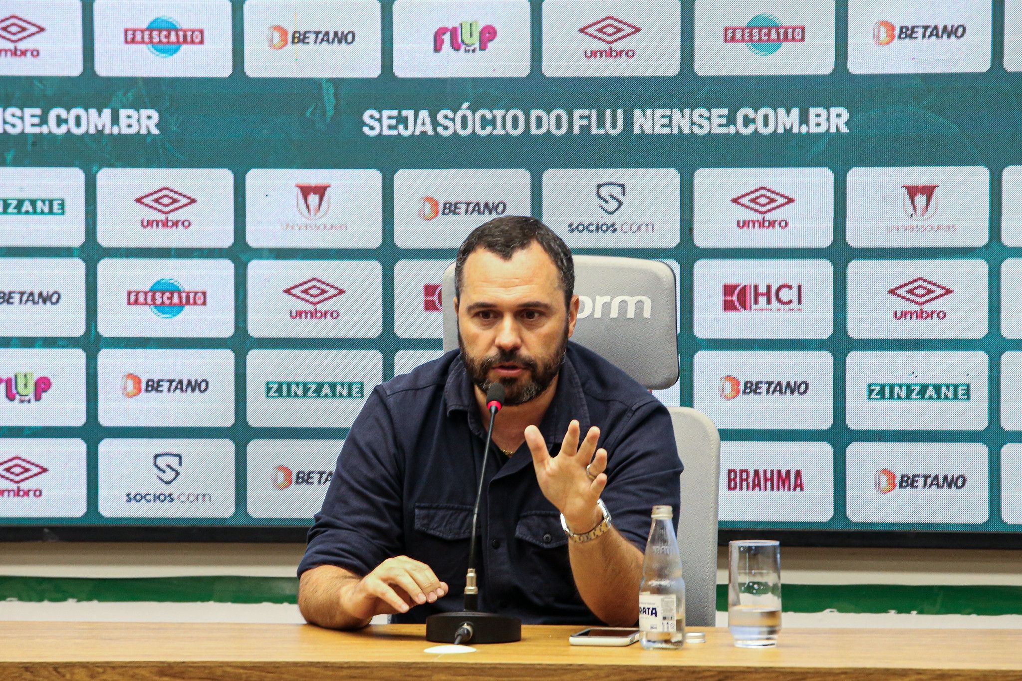Presidente do Fluminense detalha negociação com Thiago Silva e fala sobre mais reforços