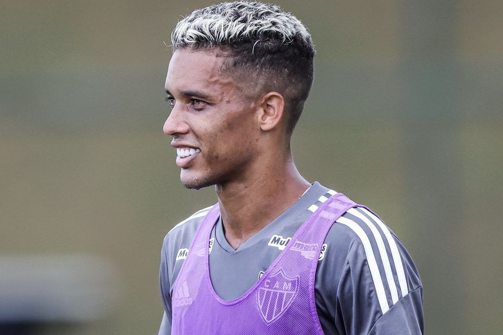 Agente de Pedrinho, do Atlético, dispara contra críticos e revela detalhes de contrato