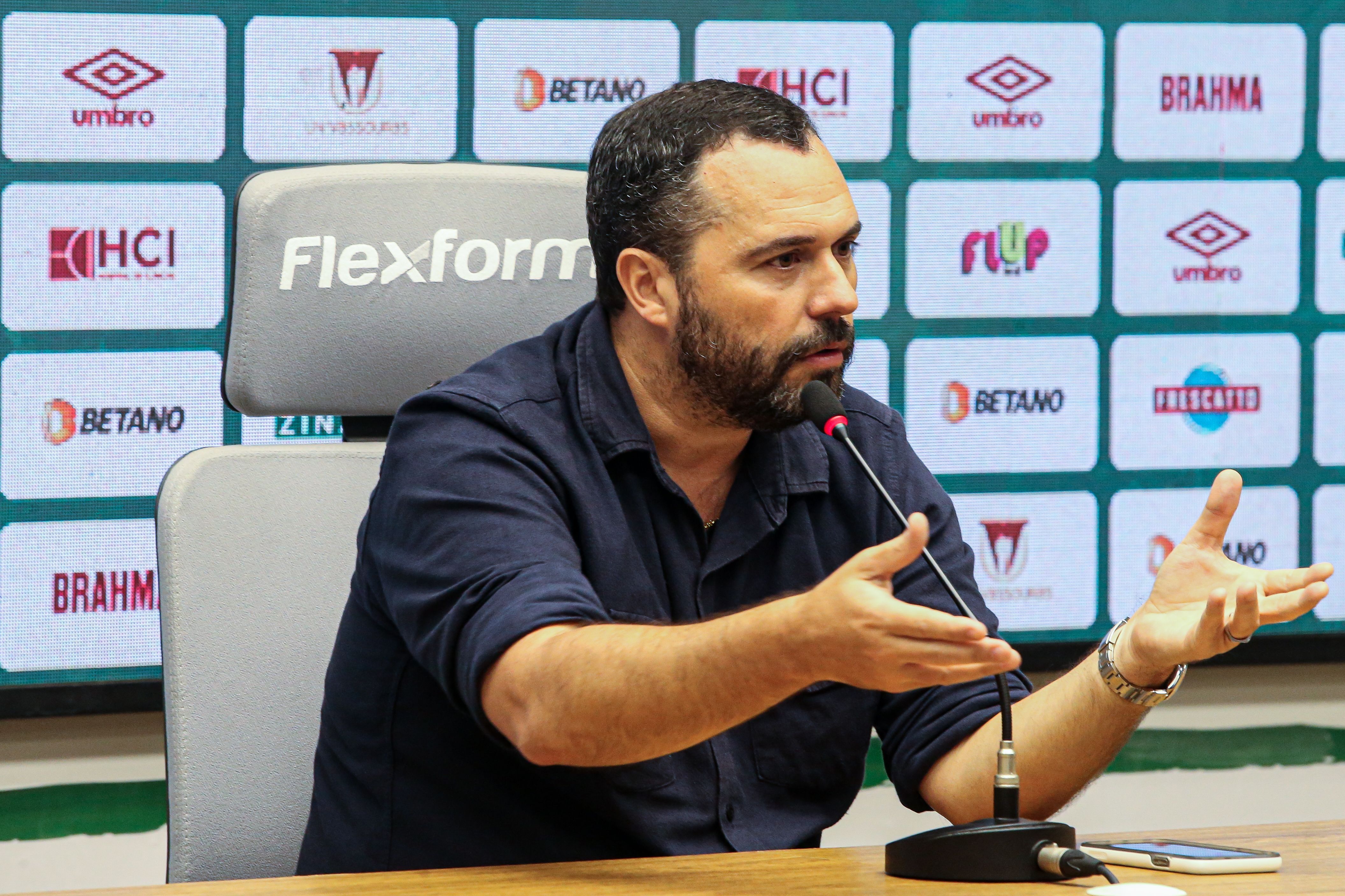 Presidente do Fluminense cita Botafogo e detona escolhas por grama sintética