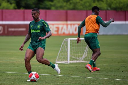 Douglas Costa em treino do Fluminense