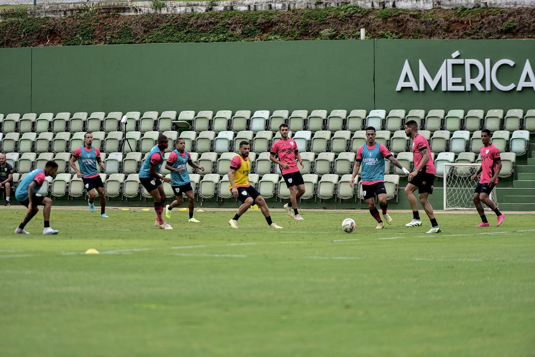 Dupla do América volta a treinar e pode ser reforço no Mineiro; atacante é dúvida