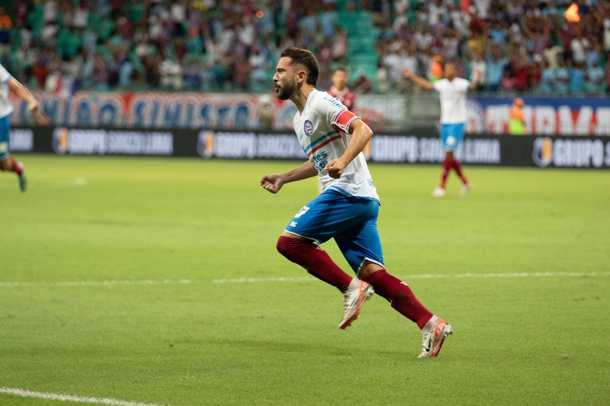 Com gols de Everton Ribeiro e Ratão, Bahia vence 3ª seguida no Baianão