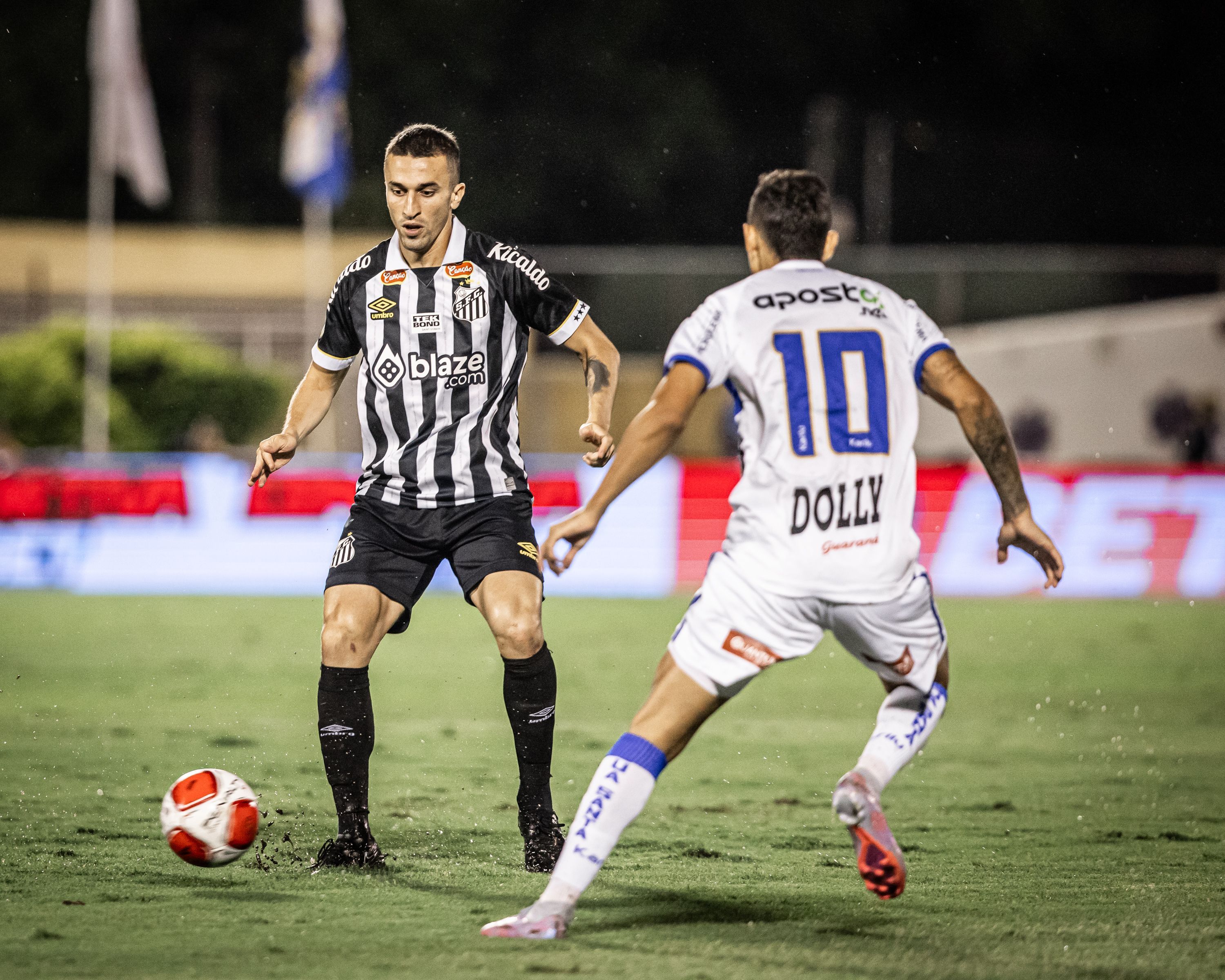 Santos pressiona, marca no fim e vence o Água Santa pelo Paulistão
