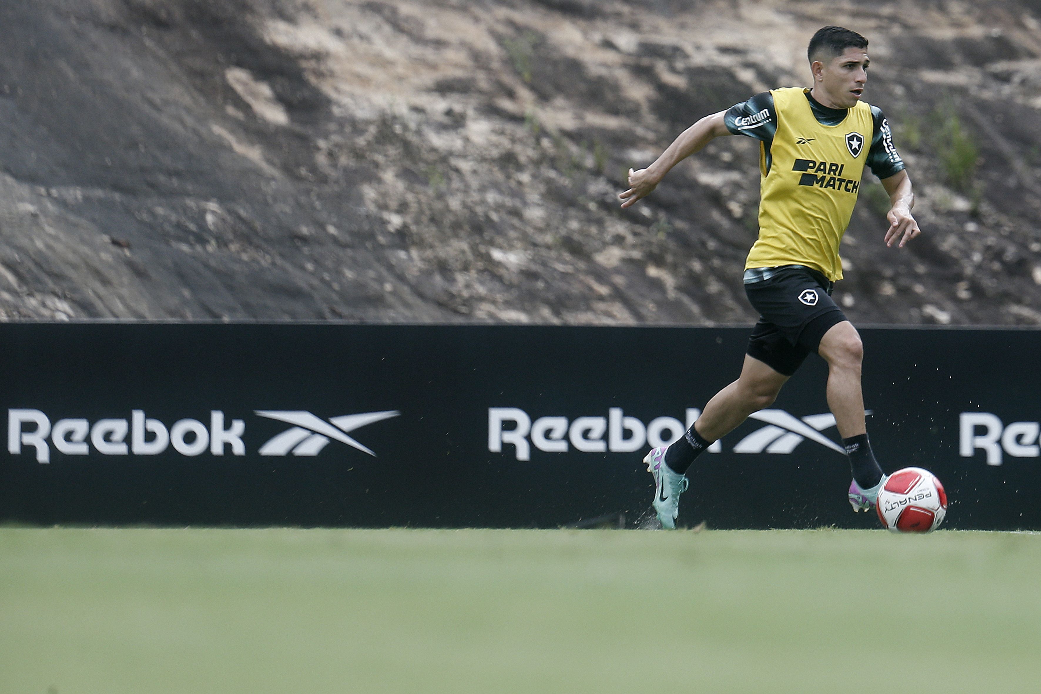 Savarino sofre entorse no tornozelo e desfalca o Botafogo; veja os relacionados