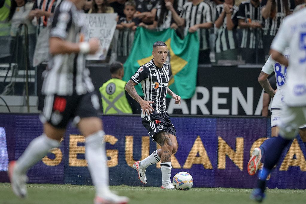 Arana fala em vergonha e dispara contra estratégia do Atlético no clássico