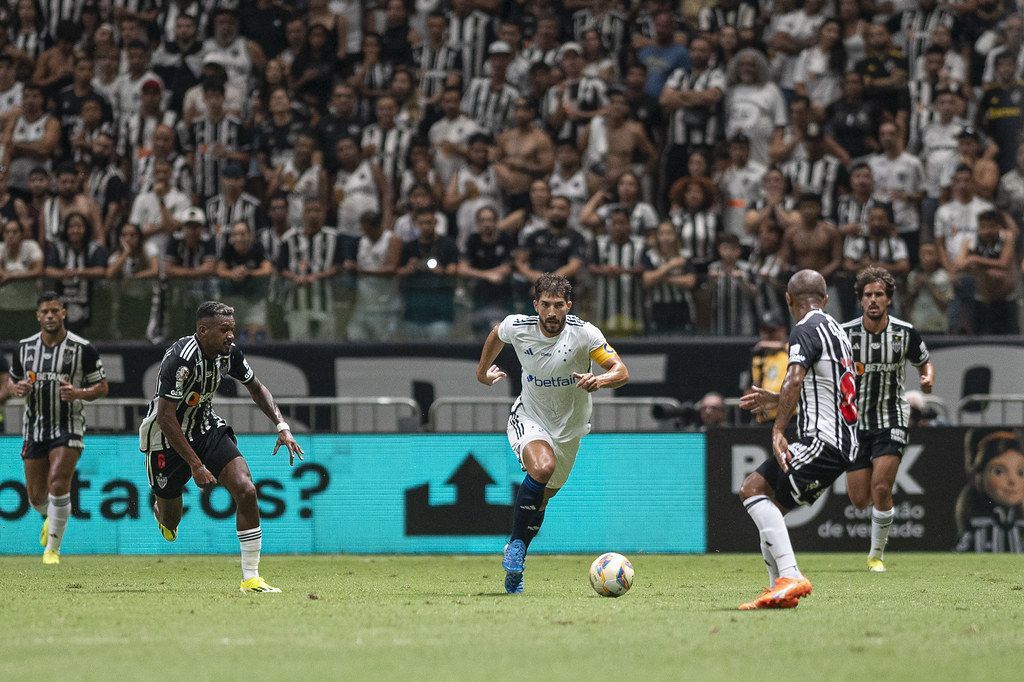 Lucas Silva explica por que joga melhor com a camisa do Cruzeiro