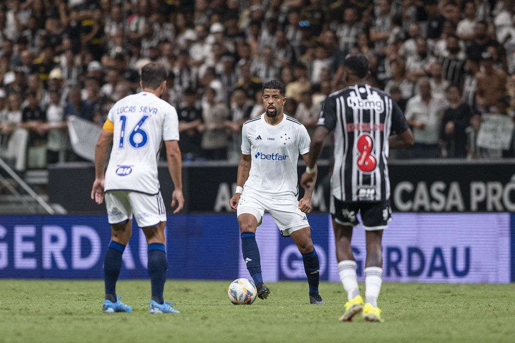 Vai ficar? João Marcelo responde sobre renovação com o Cruzeiro