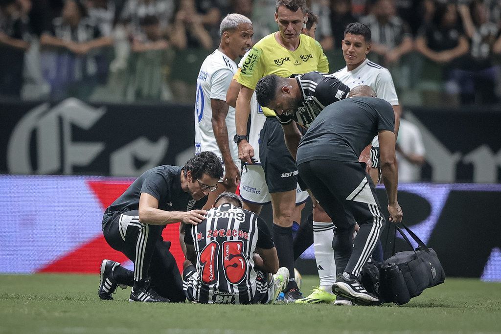 Zaracho se machuca, deixa clássico chorando e vira preocupação no Atlético