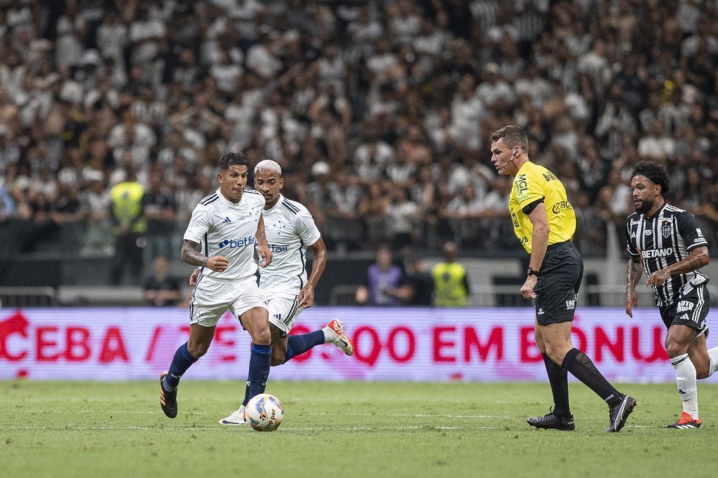 Atlético x Cruzeiro: súmula tem registro de gritos homofóbicos e arremesso de marmitex