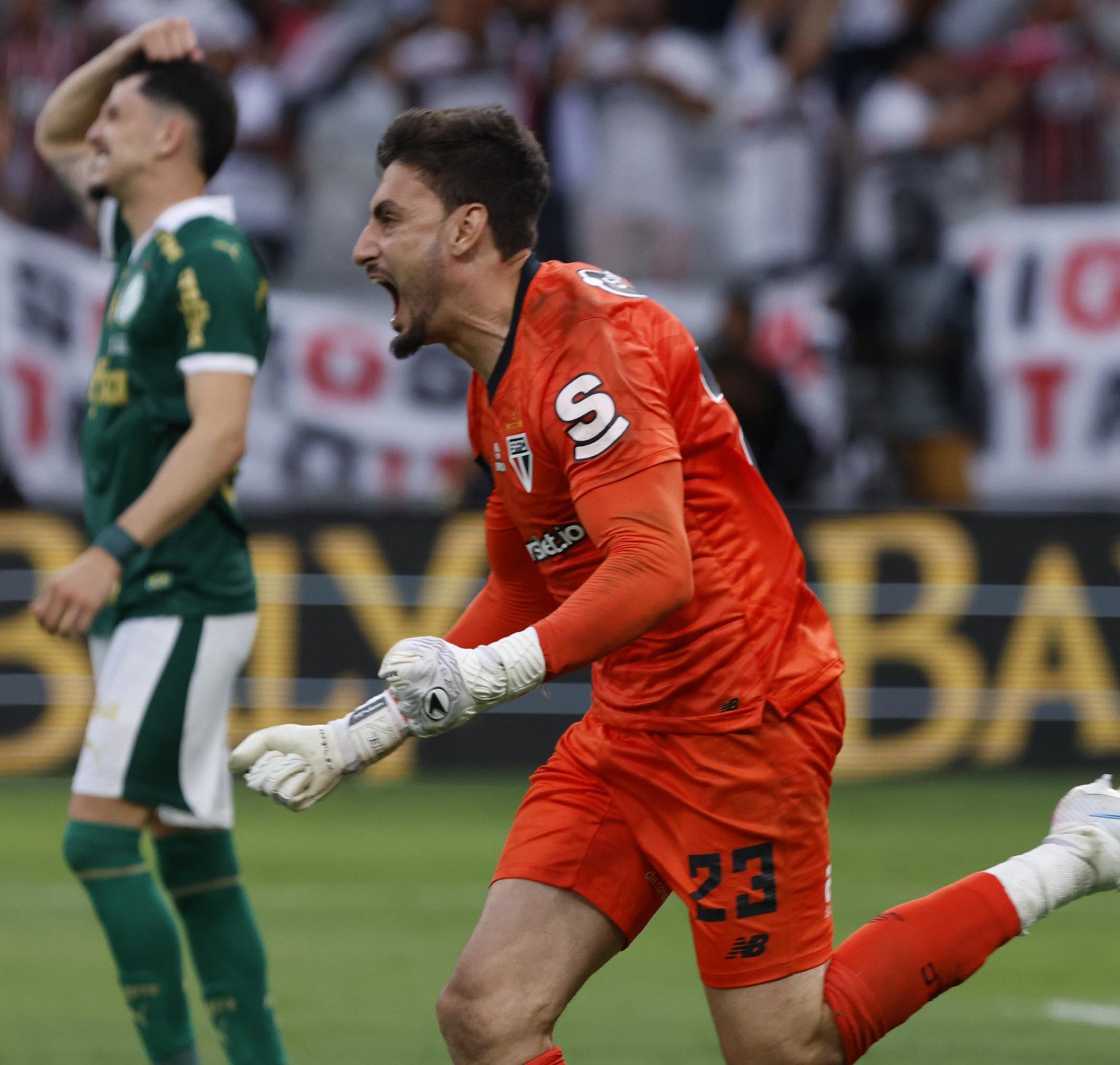 Após perder pênalti na Supercopa, lateral do Palmeiras se pronuncia: 'Covardes não fazem história'