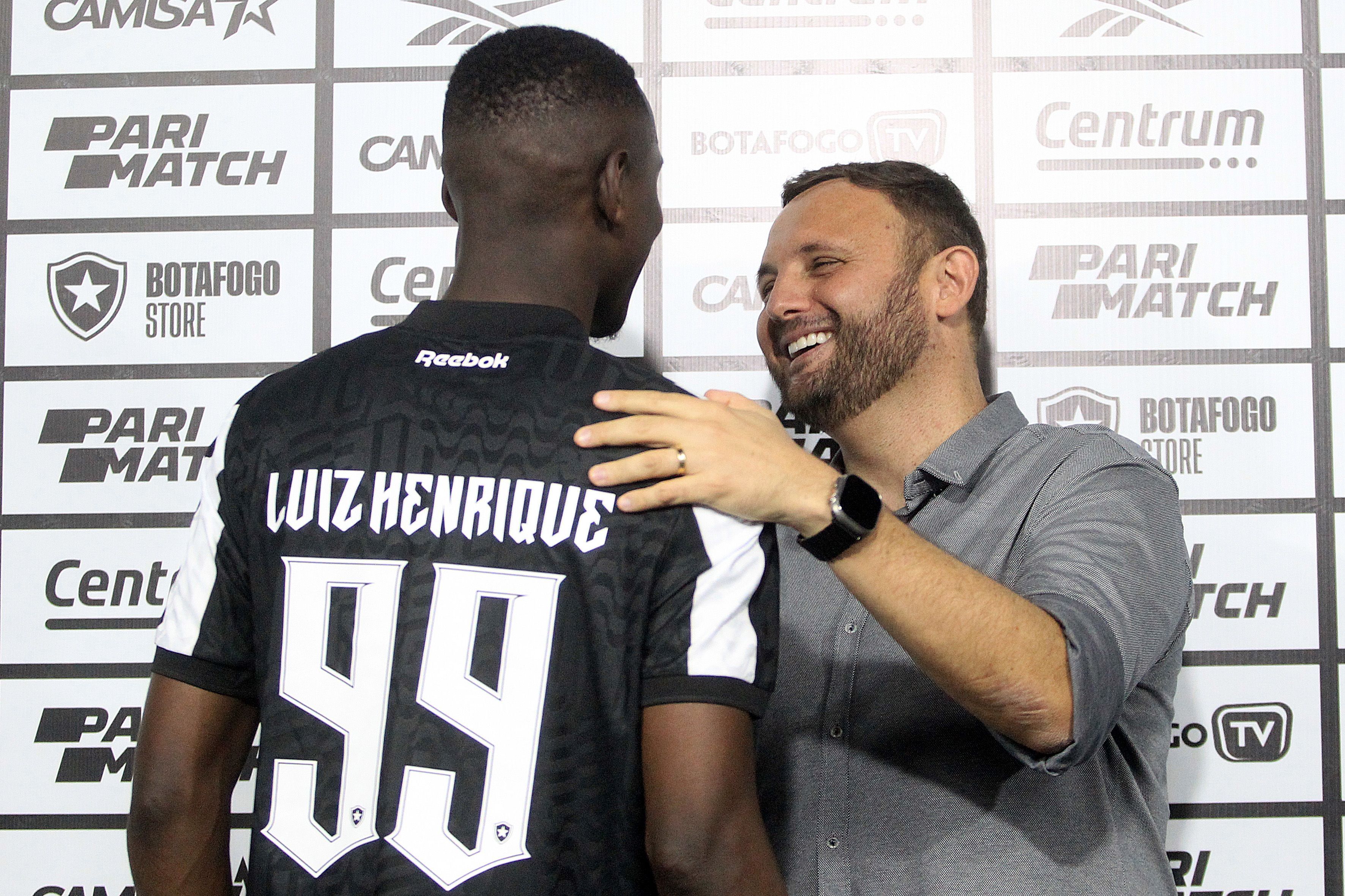 Com sete reforços, Botafogo segue no mercado e lateral-esquerdo está nos planos