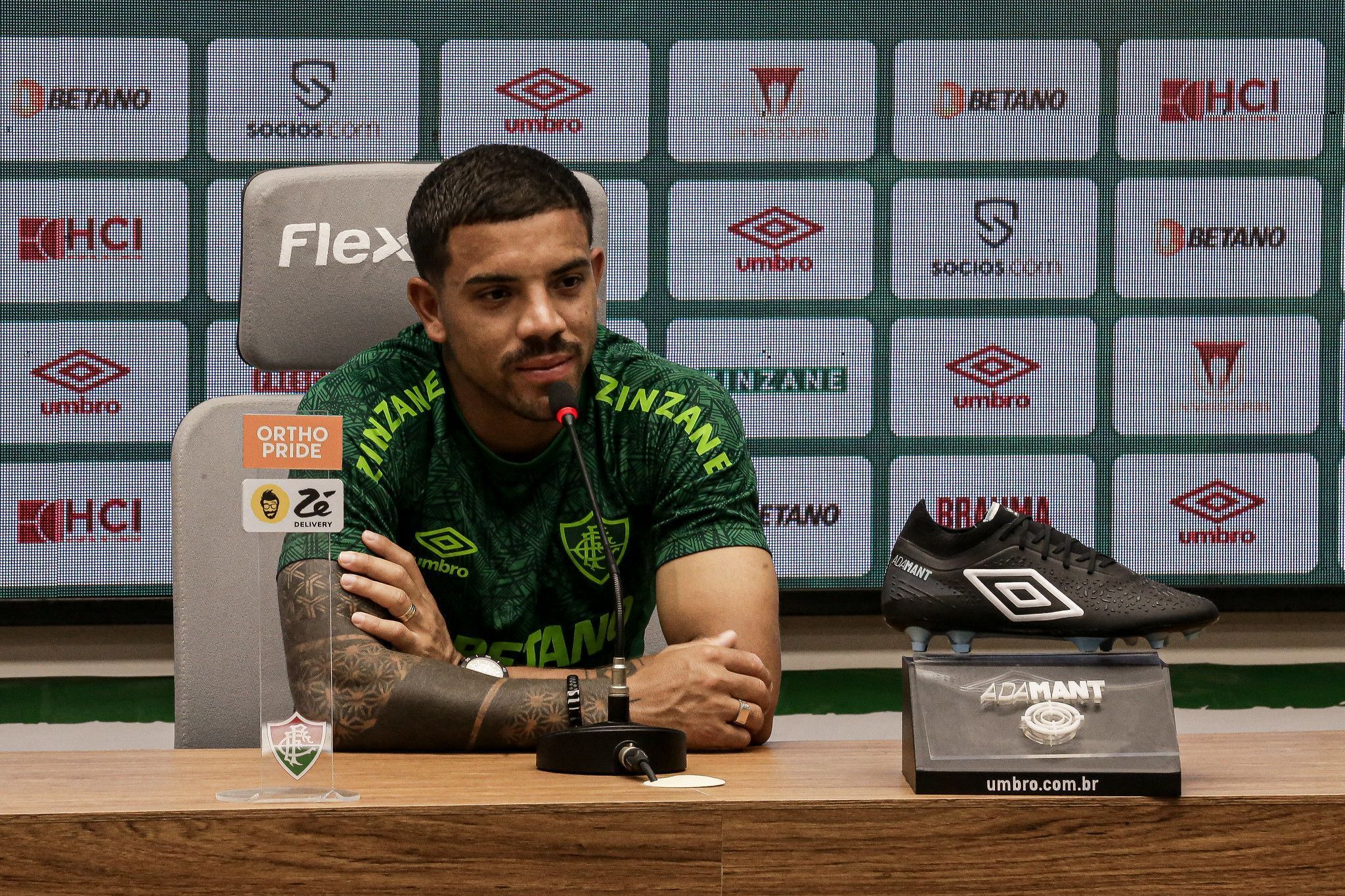 Terans é apresentado no Fluminense e revela em qual posição prefere jogar