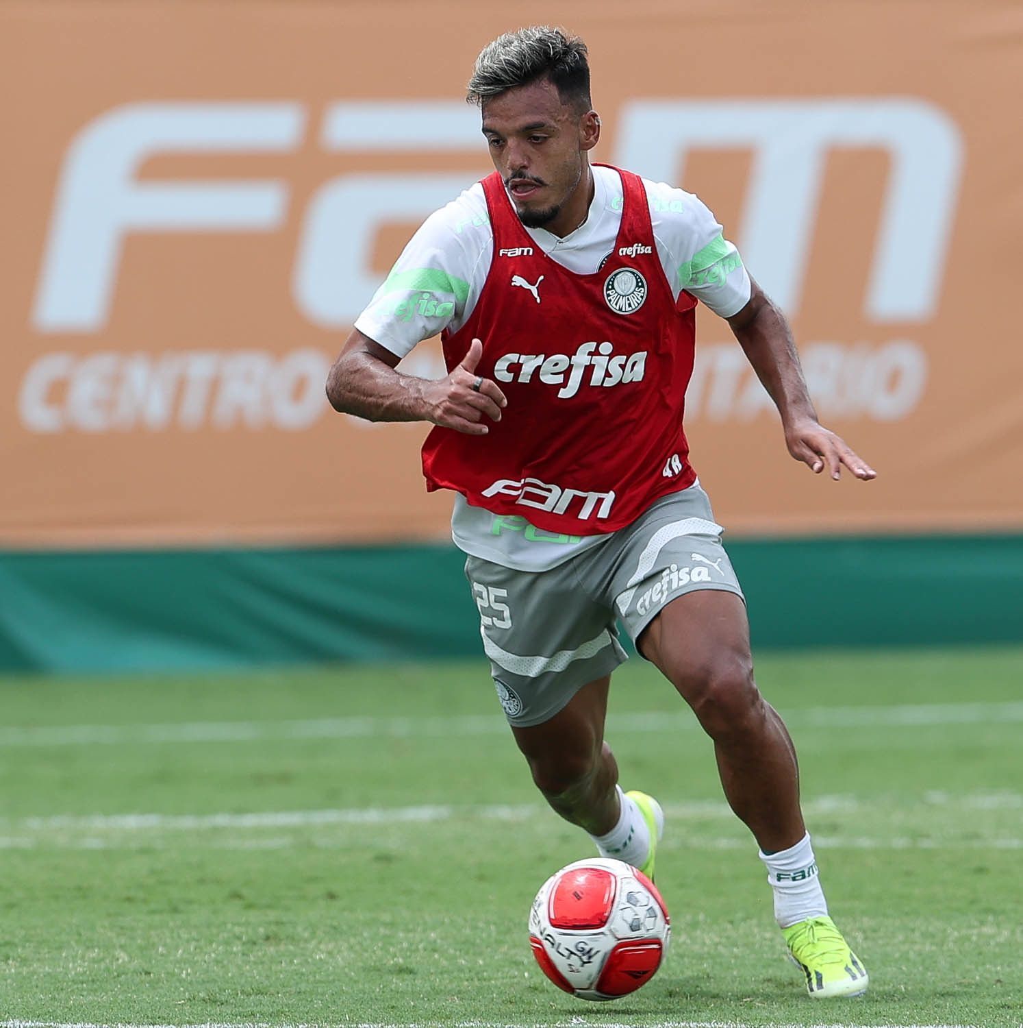Após completar 200 jogos pelo Palmeiras, Gabriel Menino projeta novas conquistas
