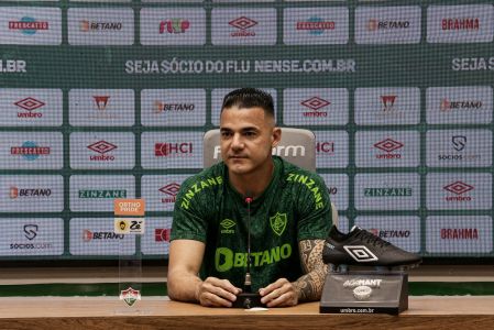 Felipe Alves em coletiva pelo Fluminense