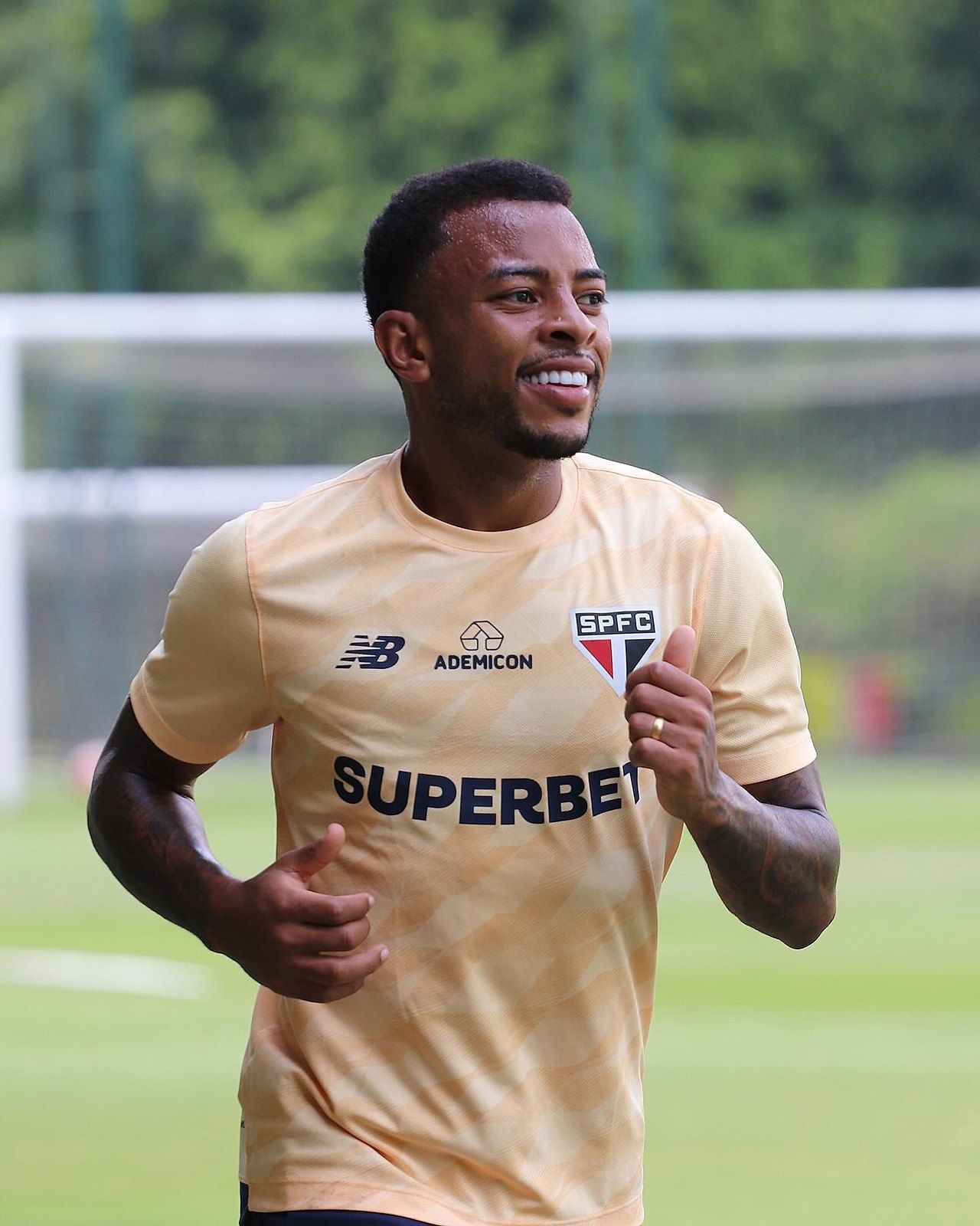 Titular absoluto, lateral tem renovação de contrato tratada como difícil no São Paulo
