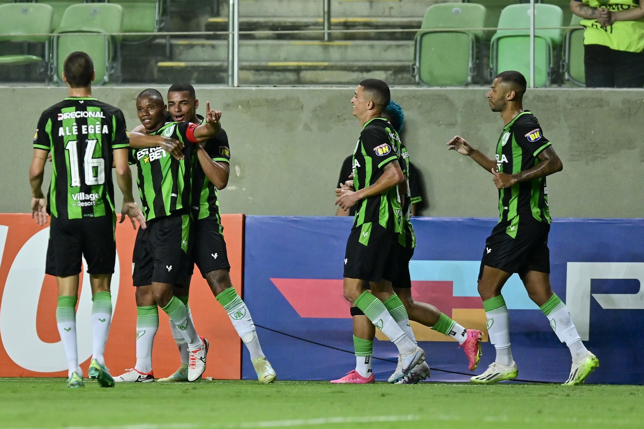 América domina, vence o Uberlândia e segue com a melhor campanha do Mineiro