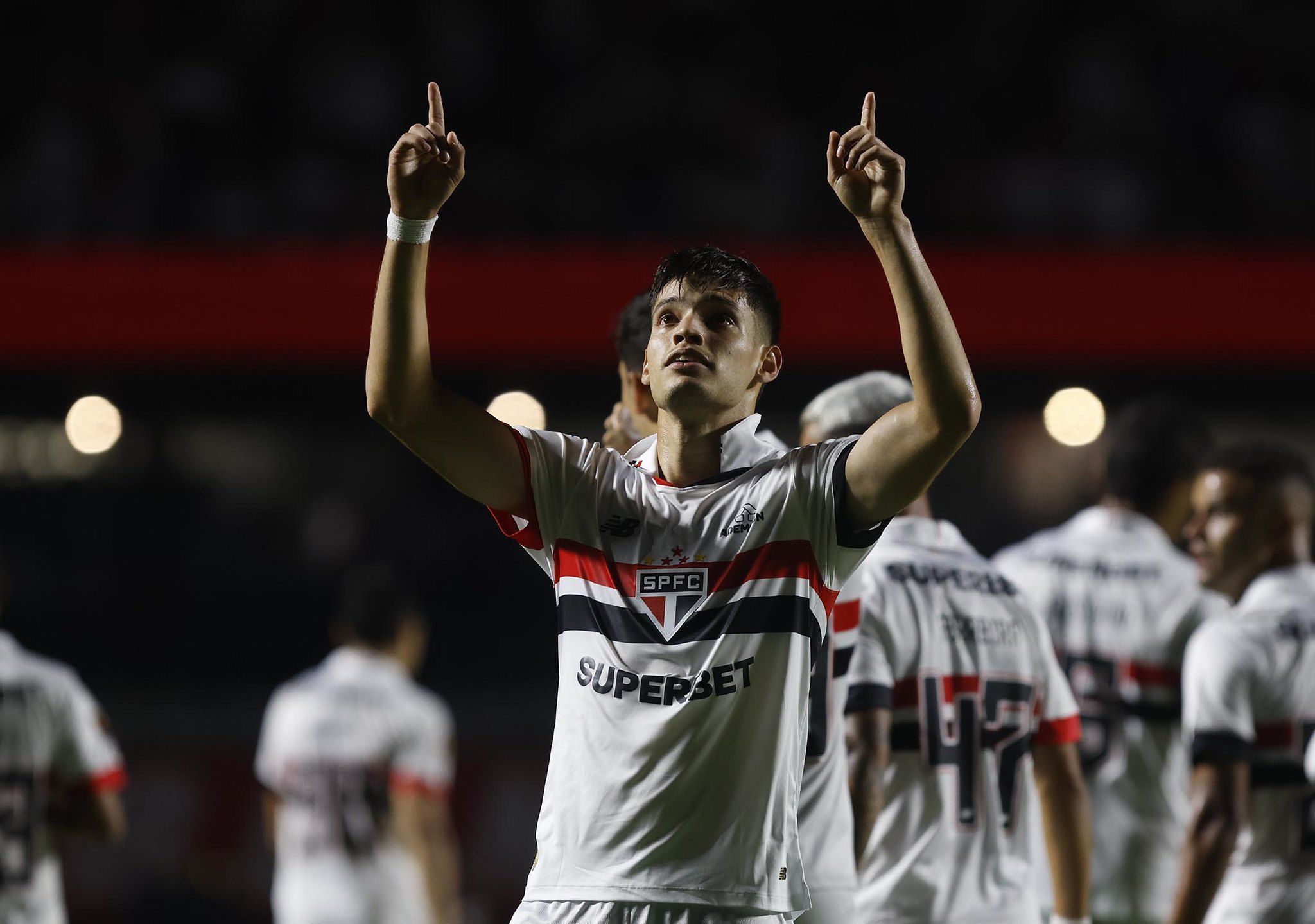 Após golaço, Bobadilla exalta grupo do São Paulo ‘Temos elenco para muito’