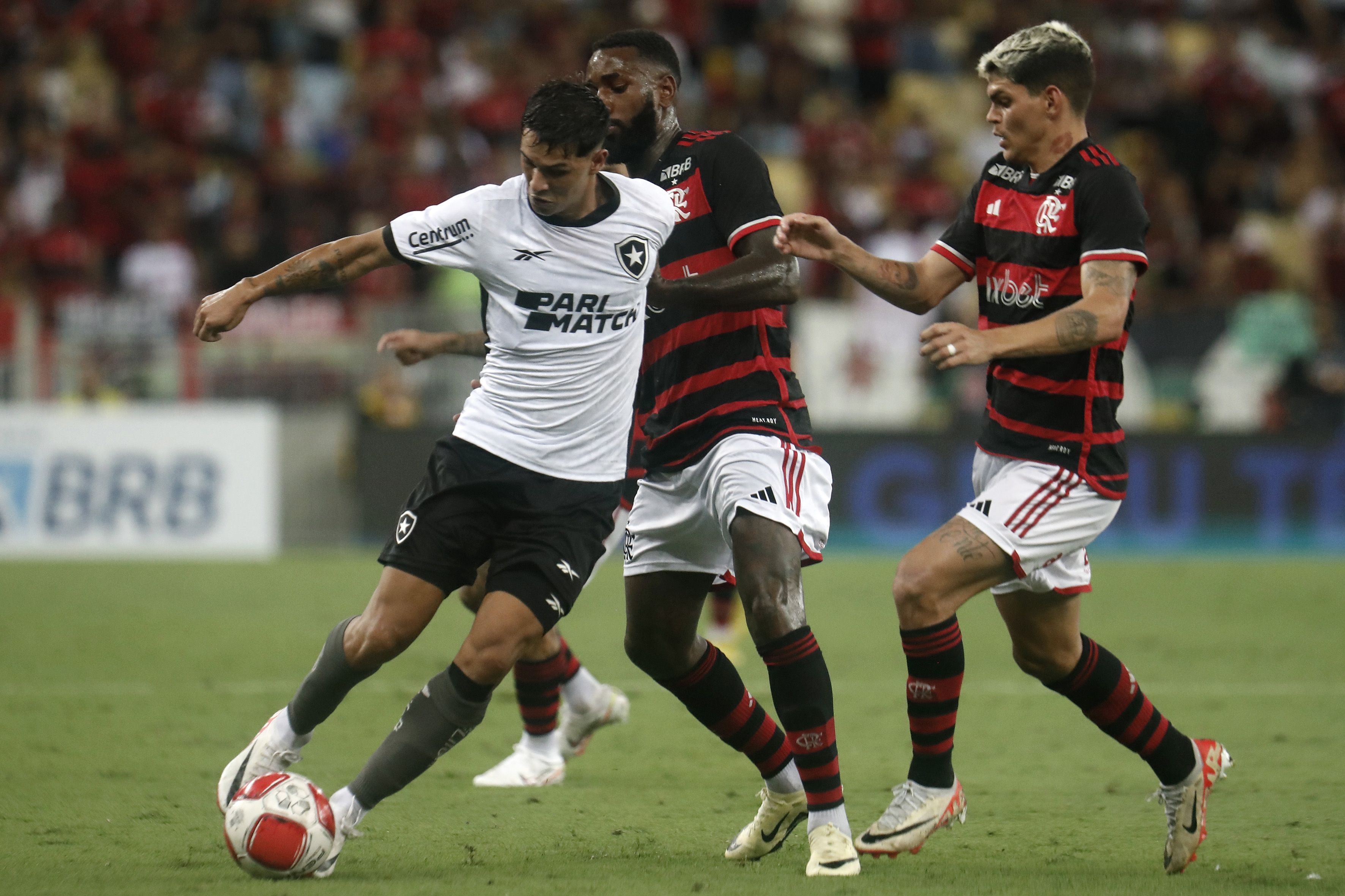 Técnico do Botafogo vê evolução de Ponte com Bielsa e projeta chegada de reforço