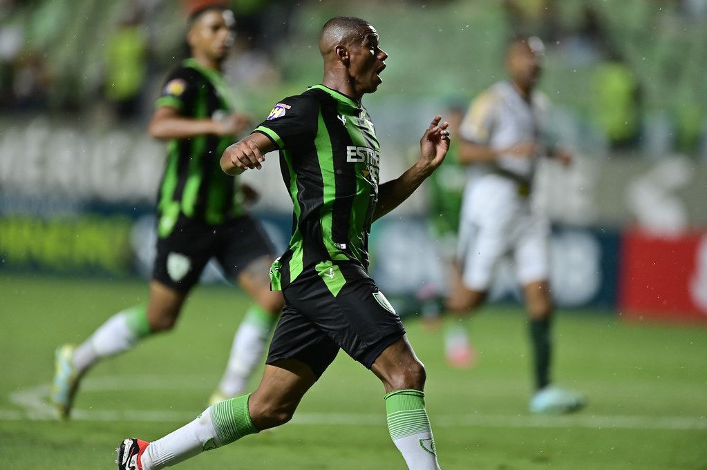 Juninho desabafa após vitória do América: 'Horrível o que a gente fez'
