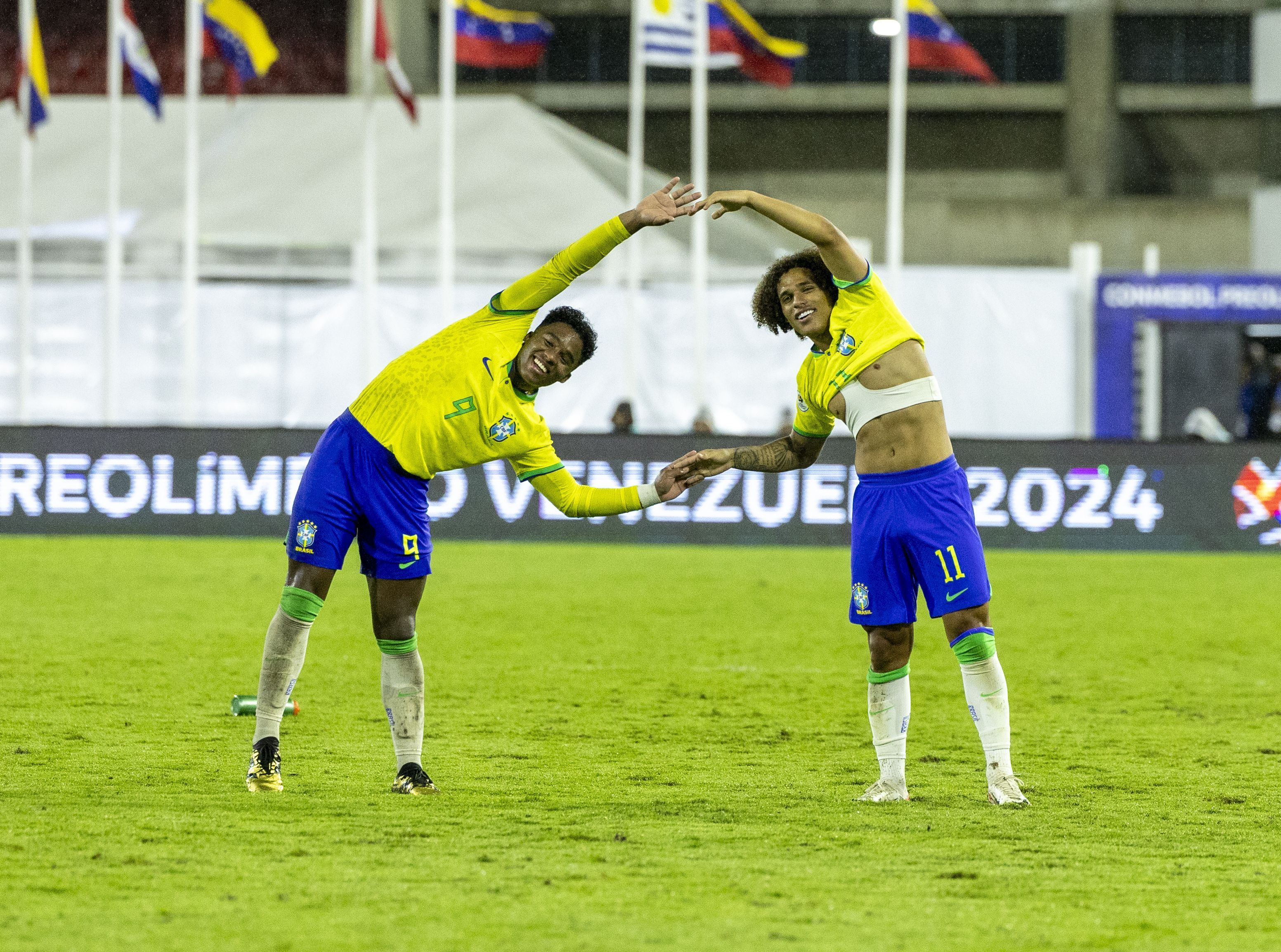 Endrick comemora assistência e anulação de gol da Venezuela pelo VAR após falha