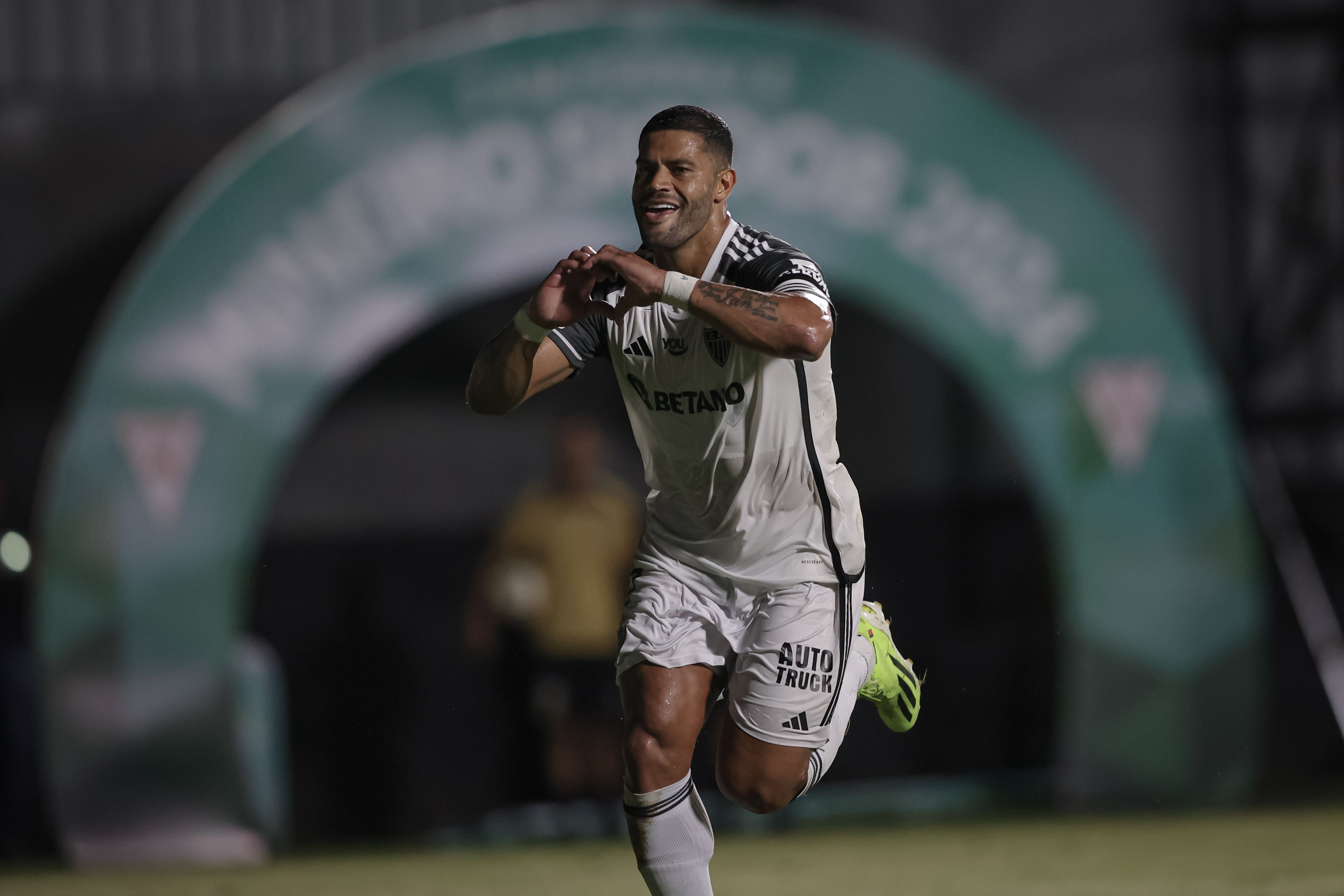 Hulk brilha, e Atlético vence Athletic pelo Campeonato Mineiro