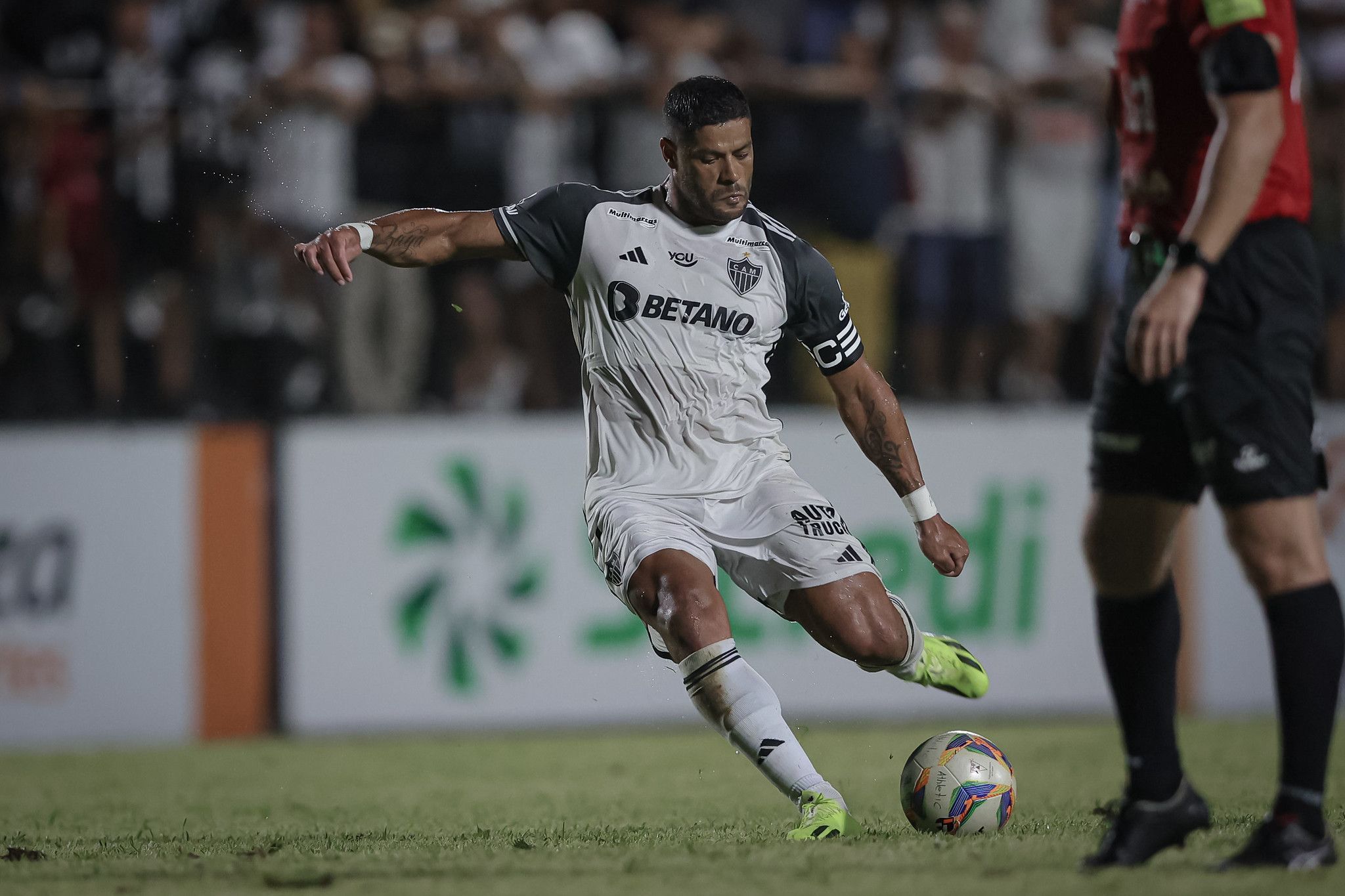 Bola parada representa mais de 40% dos gols de Hulk no Atlético; veja números