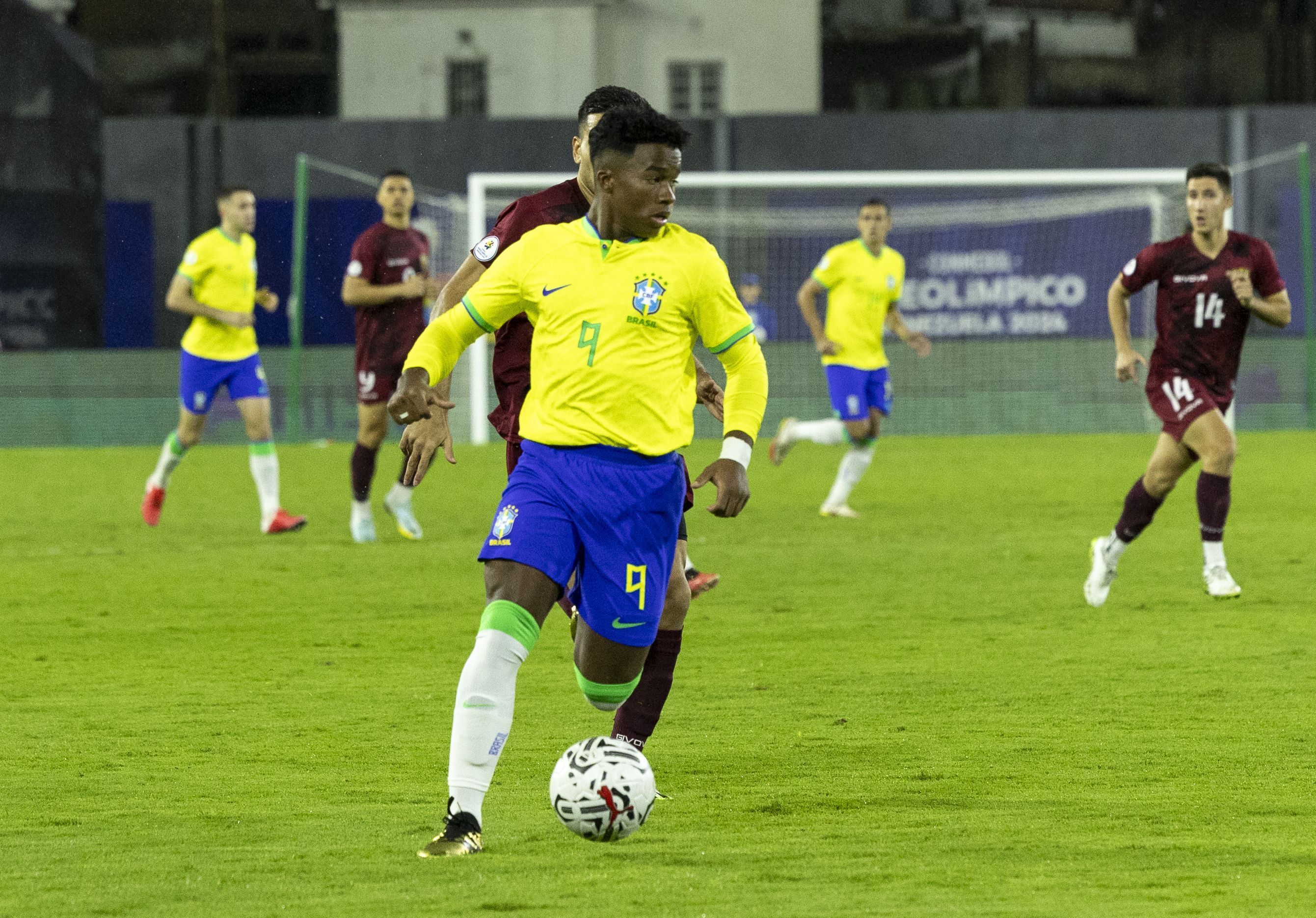 CBF repudia atos racistas contra a família de Endrick em jogo pelo Pré-Olímpico