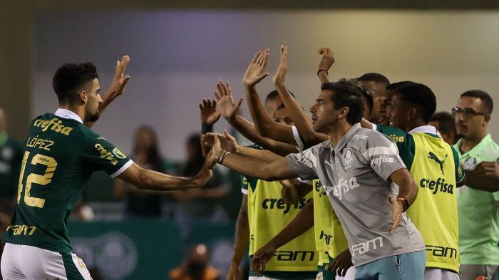 Abel Ferreira comemora gol com atacante Flaco López