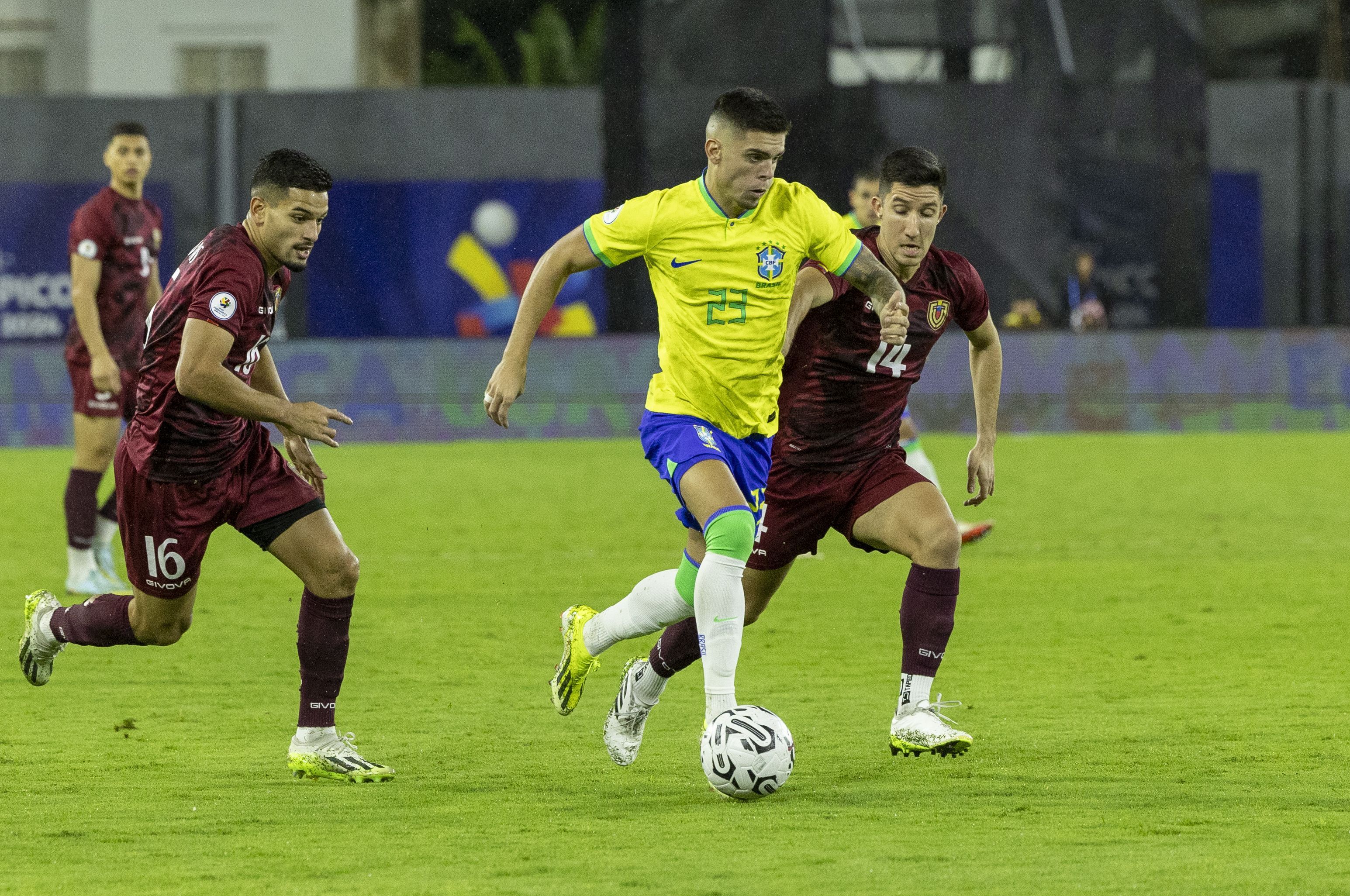 Brasil vence a Venezuela e vai decidir a vaga olímpica contra a Argentina