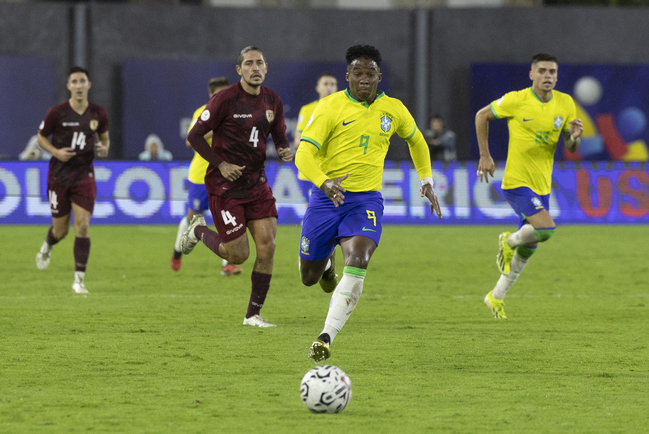 Endrick mostra vídeo com ato racista contra seu pai em jogo pelo Pré-Olímpico