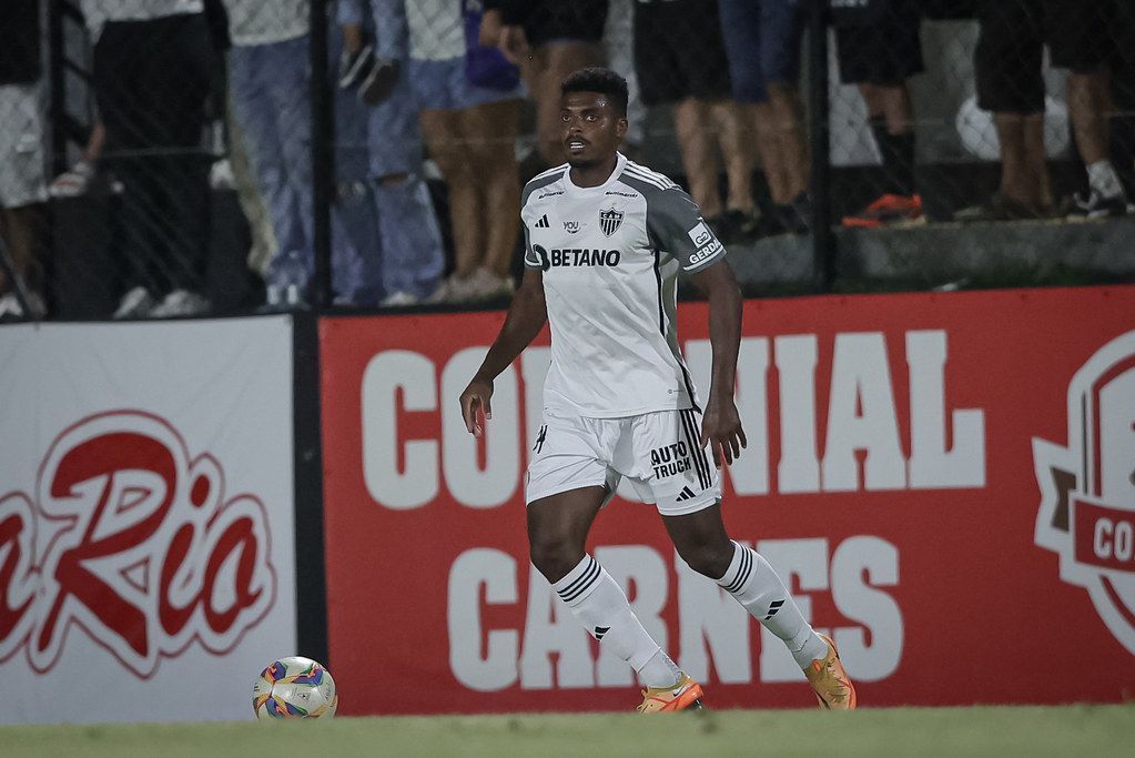 Titular do Atlético leva terceiro amarelo e desfalca equipe contra o Tombense