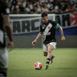 Medel volta de viagem e será novidade no Vasco contra o Criciúma