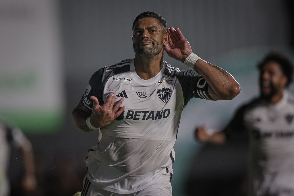 Hulk iguala Paulo Isidoro como 20° maior artilheiro da história do Atlético